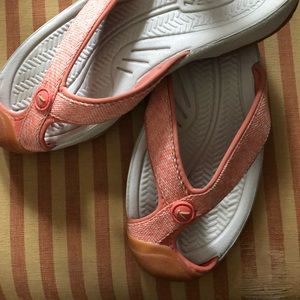 KEEN Ladies Covered Toe Slides.  Size 7